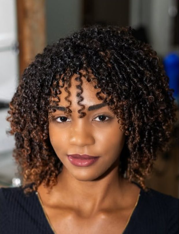 Retrato de modelo com cabelo cacheado após atendimento no salão