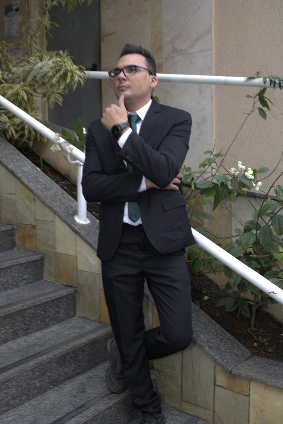 Modelo de terno escuro em escada